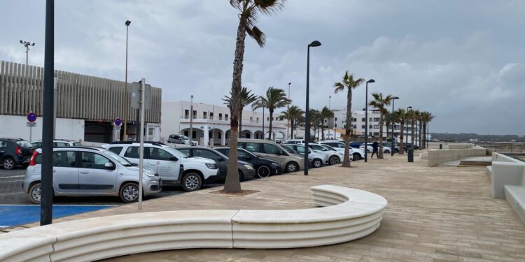 Aparcamiento regulado del puerto de La Savina de Ibiza.