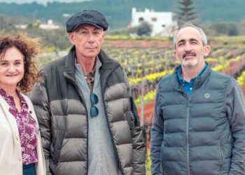 Stella González, Joan Riera y Álvaro Pérez, en las bodegas de Can Rich.