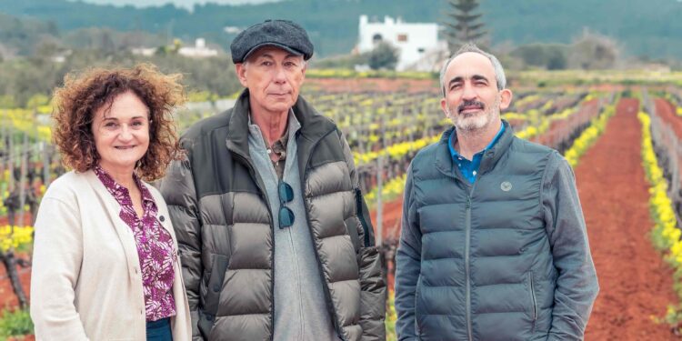 Stella González, Joan Riera y Álvaro Pérez, en las bodegas de Can Rich.