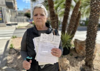 Begoña Florido con los papeles de las facturas de sus viajes a Palma para acudir a citas médicas. Fotos Noudiari