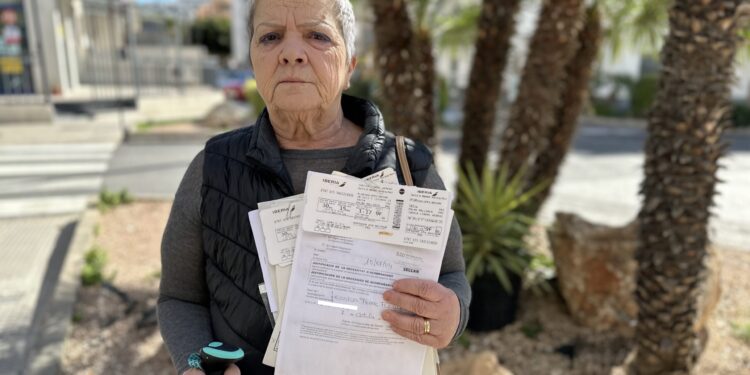 Begoña Florido con los papeles de las facturas de sus viajes a Palma para acudir a citas médicas. Fotos Noudiari