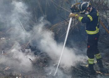 Bomberos de Ibiza intervienen en una quema descontrolada en Cala Carbó. Foto Bombers d'Eivissa