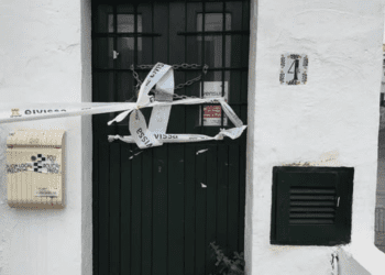 Imagen de la vivienda con el precinto policial.