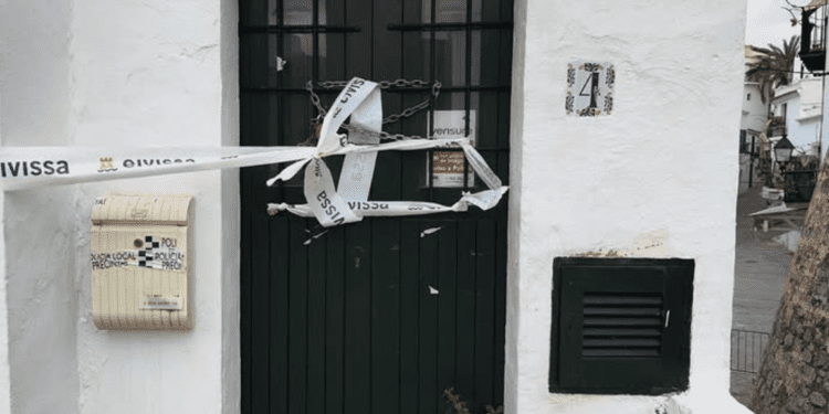 Imagen de la vivienda con el precinto policial.