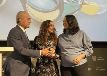 El alcalde de Málaga, Francisco de la Torre, entrega la Biznaga del Premio del Público de la sección Afirmando los derechos de las mujeres a Ana Gallego Cuiñas, directora, y Carmen Vidal, productora y coguionista. Cedida a Noudiari