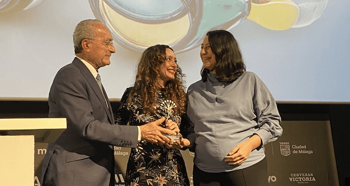El alcalde de Málaga, Francisco de la Torre, entrega la Biznaga del Premio del Público de la sección Afirmando los derechos de las mujeres a Ana Gallego Cuiñas, directora, y Carmen Vidal, productora y coguionista. Cedida a Noudiari
