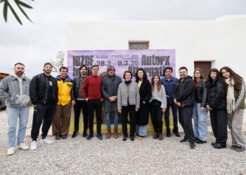 Asistentes al taller junto a la concejala Carmen Domínguez (en el centro), junto a Xavi Herrero (director del festival) y Jiajie Yu Yan, de rojo, al frente del taller.