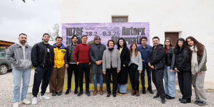 Asistentes al taller junto a la concejala Carmen Domínguez (en el centro), junto a Xavi Herrero (director del festival) y Jiajie Yu Yan, de rojo, al frente del taller.