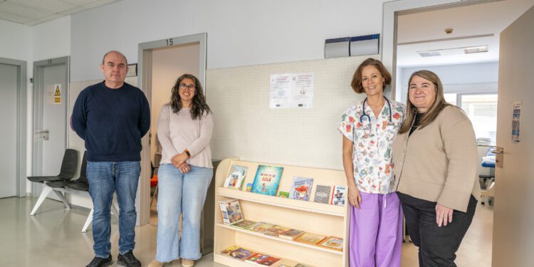 Onofre Sáez, coordinador de enfermería del Centro de Salud de Formentera; Pilar Ávila, técnica de la Biblioteca Municipal Marià Villangómez; Cecilia Di Tata, pediatra; y Eva Nieto, consellera de Cultura..