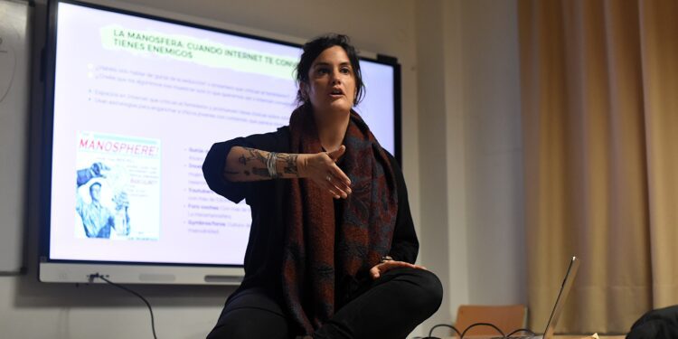 Lucía Ortín, durante el taller impartido ayer en el IES Sa Serra.