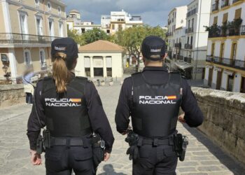 Dos agentes en el Portal de ses Taules hacia el Mercat Vell.
