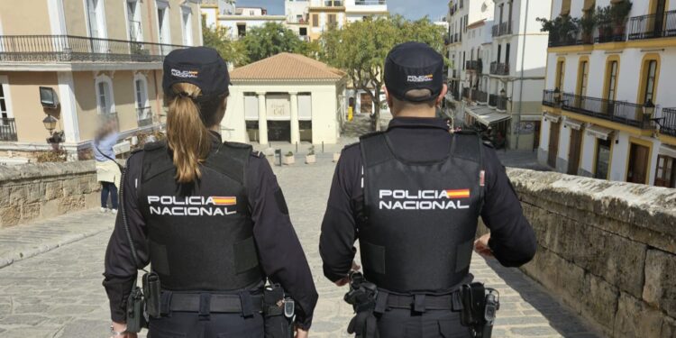 Dos agentes en el Portal de ses Taules hacia el Mercat Vell.