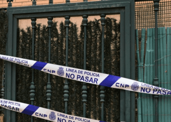 Entrada al piso tutelado con el precinto policial en una imagen de TVE.