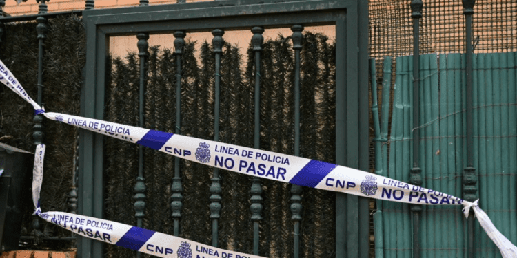 Entrada al piso tutelado con el precinto policial en una imagen de TVE.