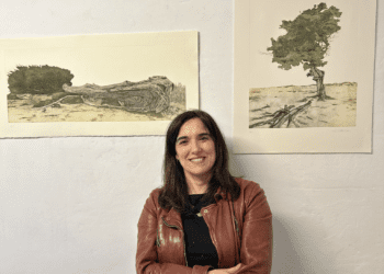 Eva Esteban posa junto a dos de los grabados  de sabinas de Ibiza de la exposición 'Resistència' de La Taller - Erredakzioa. Foto L. F. A.