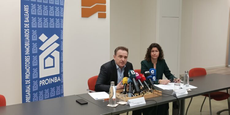 Rueda de prensa ofrecida por Proinba sobre medidas para fomentar la salida al mercado de más vivienda en las islas.