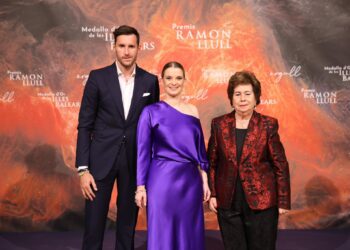 El exjugador de Baloncesto, Rudy Fernández, la presidenta Marga Prohens y María Luisa Cava de Llano, ayer en la entrega de las medallas.