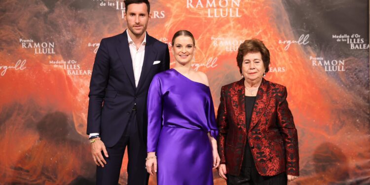 El exjugador de Baloncesto, Rudy Fernández, la presidenta Marga Prohens y María Luisa Cava de Llano, ayer en la entrega de las medallas.