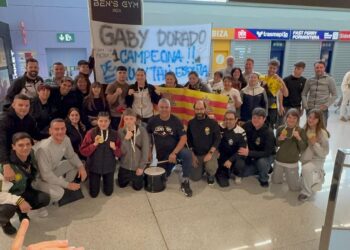 Comitiva ibicenca, tras llegar a la isla cargada de medallas.