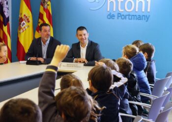 El alcalde les ha explicado cómo funciona el Ayuntamiento y qué tareas se llevan a cabo en sus diferentes áreas.