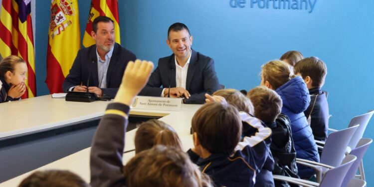 El alcalde les ha explicado cómo funciona el Ayuntamiento y qué tareas se llevan a cabo en sus diferentes áreas.