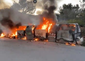 Incendio de un bloque completo de contenedores en una calle de Sant Josep (Sant Jordi, cerca de la cantera).