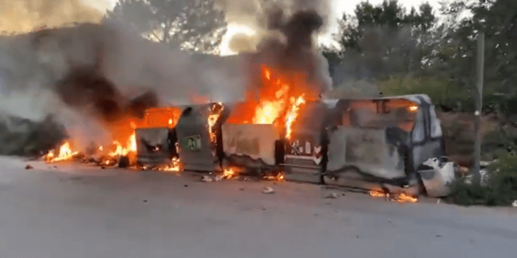 Incendio de un bloque completo de contenedores en una calle de Sant Josep (Sant Jordi, cerca de la cantera).