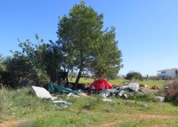 Tiendas de campaña y otros enseres del asentamiento ilegal de Can Raspalls, al otro lado de la carretera junto al Mercadona de Sant Jordi.