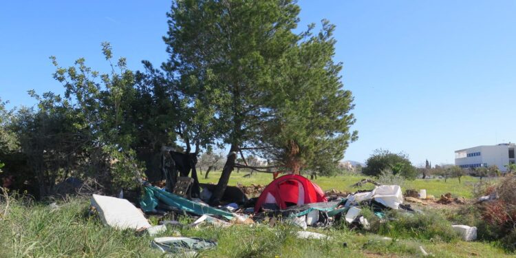 Tiendas de campaña y otros enseres del asentamiento ilegal de Can Raspalls, al otro lado de la carretera junto al Mercadona de Sant Jordi.