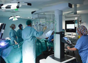 La visualización 3D y el brazo robotizado de Da Vinci permite a los cirujanos acceder con más precisión a áreas de pulmón y tórax.