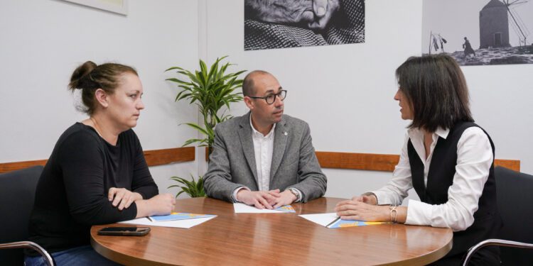 Alejandra Ferrer, Óscar Portas y Ana Juan en la reunión.