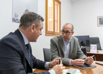 Óscar Portas, en una reunión con Miquel Jerez, hoy.