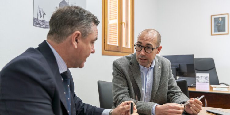 Óscar Portas, en una reunión con Miquel Jerez, hoy.