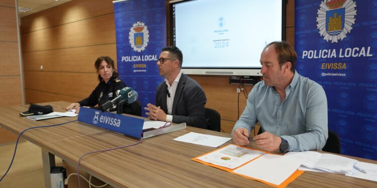 Triguero ha presentado los datos junto al director técnico de la Policía Local de la ciudad, Julián Córdoba, y la jefa del Cuerpo policial, Sonia Bea Blanco.