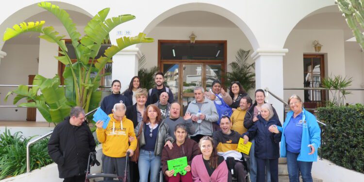 Una decena de usuarios del Centro de Día Can Raspall visita el Ayuntamiento.