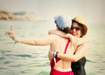 Noah Higón, con una amiga en Ibiza, durante su viaje para participar en la iniciativa Descanso del Guerrero de Projecto Juntos. RTVE Play