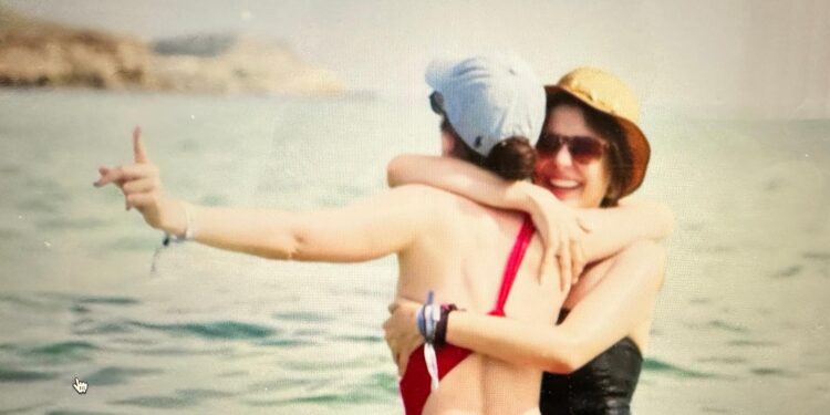 Noah Higón, con una amiga en Ibiza, durante su viaje para participar en la iniciativa Descanso del Guerrero de Projecto Juntos. RTVE Play