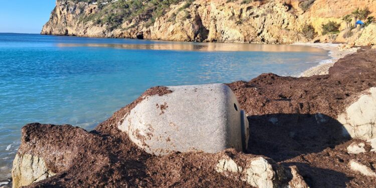 Imagen del depósito encontrado en la playa.