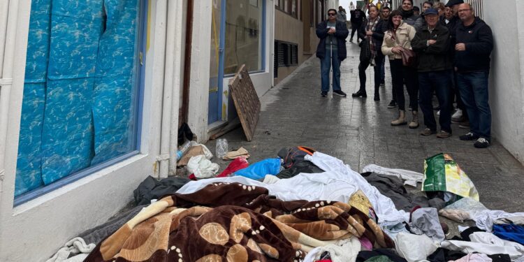 Un grupo de personas, al grito de "fuera", irrumpió en la vivienda okupada en Sant Antoni y vació las pertenencias del interior.