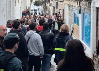 Alrededor de 150 personas se han congregado en la zona.