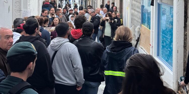 Alrededor de 150 personas se han congregado en la zona.