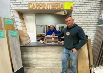 Dean Gallagher junto al carpintero de Fita que está construyendo trampas a coste cero de mano de obra para apoyar su campaña. Foto cedida por Dean Gallagher