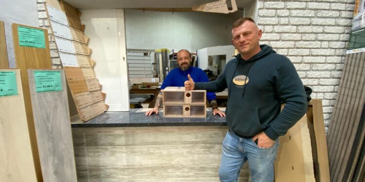 Dean Gallagher junto al carpintero de Fita que está construyendo trampas a coste cero de mano de obra para apoyar su campaña. Foto cedida por Dean Gallagher