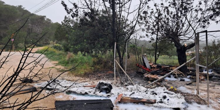 El incendio se dio por extinguido a las 3.30 horas de la madrugada del miércoles.