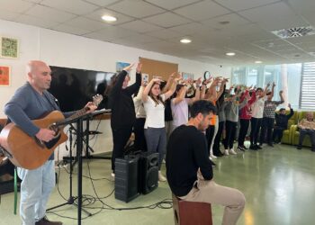 Los estudiantes cantan y bailan junto a los residentes, hoy.  Fotos: IES Xarc