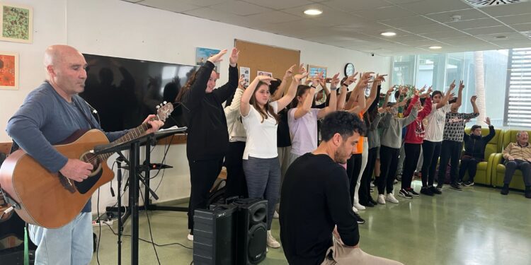 Los estudiantes cantan y bailan junto a los residentes, hoy.  Fotos: IES Xarc