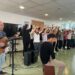 Los estudiantes cantan y bailan junto a los residentes, hoy.  Fotos: IES Xarc