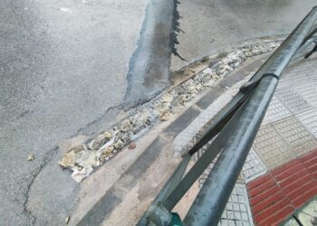 Toallitas atascando los imbornales tras brotar de las alcantarillas por la lluvia. Fotos Noudiari