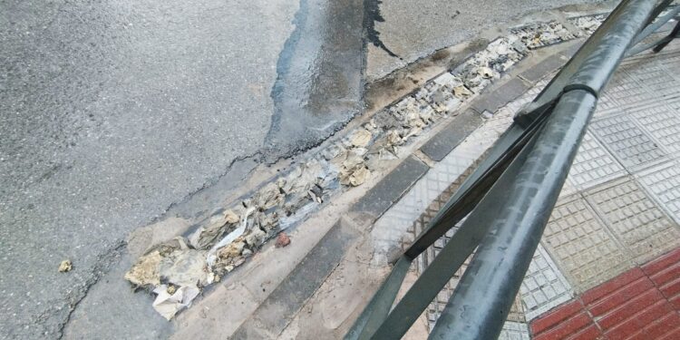 Toallitas atascando los imbornales tras brotar de las alcantarillas por la lluvia. Fotos Noudiari