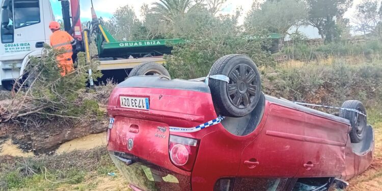 El conductor y sus acompañantes salieron ilesos.